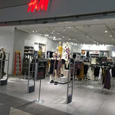 H&M store front