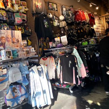 Hot Topic store front