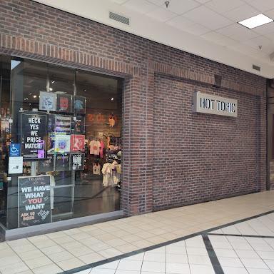 Hot Topic store front