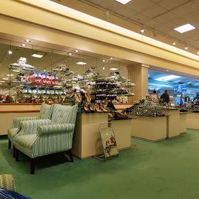 VON MAUR store front