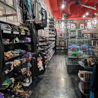 Hot Topic store front