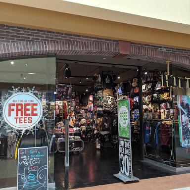 Hot Topic store front