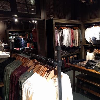 Hollister Co. store front