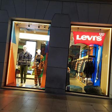 Levi's® Preciados store front