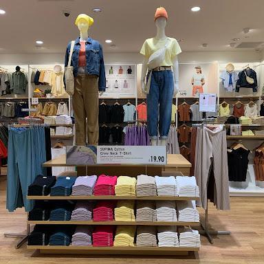 UNIQLO Chestnut St store front