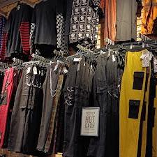 Hot Topic store front