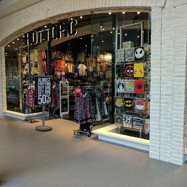 Hot Topic store front