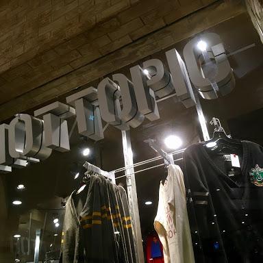 Hot Topic store front