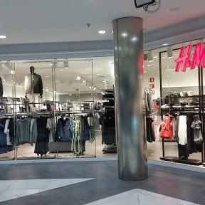 H&M store front