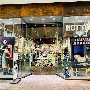 Hot Topic store front