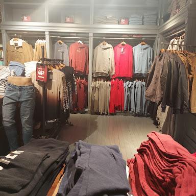 Hollister Co. store front